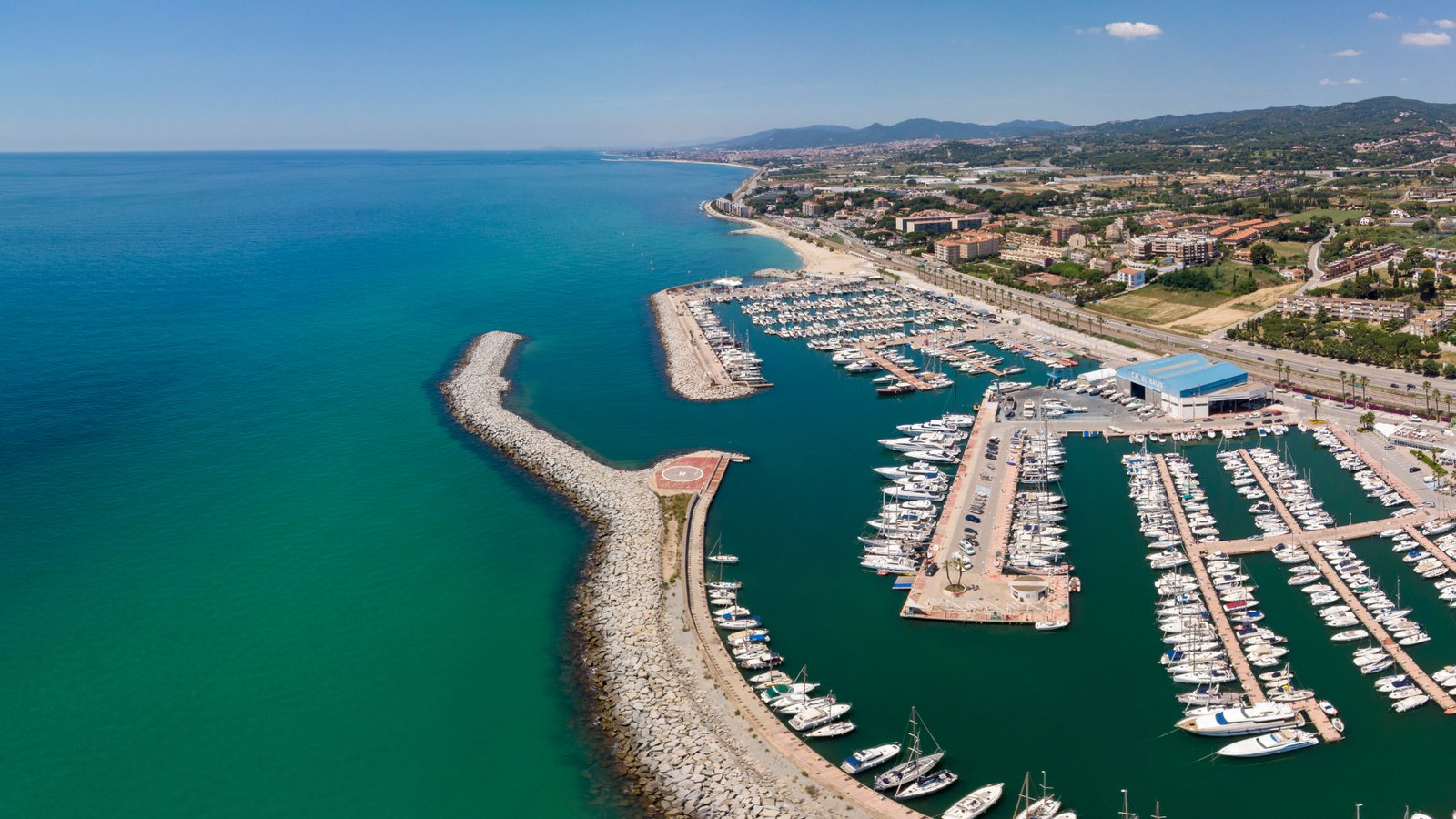 Vista aérea del puerto deportivo del Maresme con embarcaciones y costa mediterránea